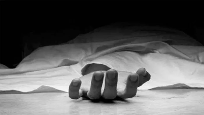 वाराणसी में विवाह वाले घर में दो लोगों की कुएं में गिरने से मौत हो गई।