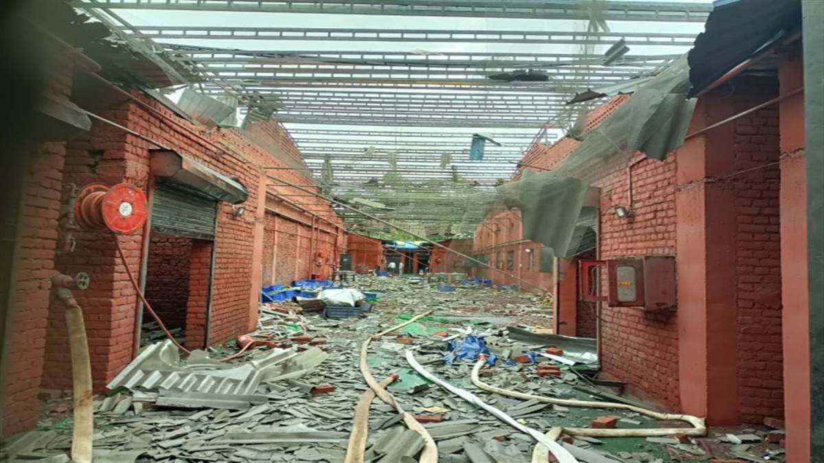 explosion in saharanpurs cracker factory roof blown off two workers injured