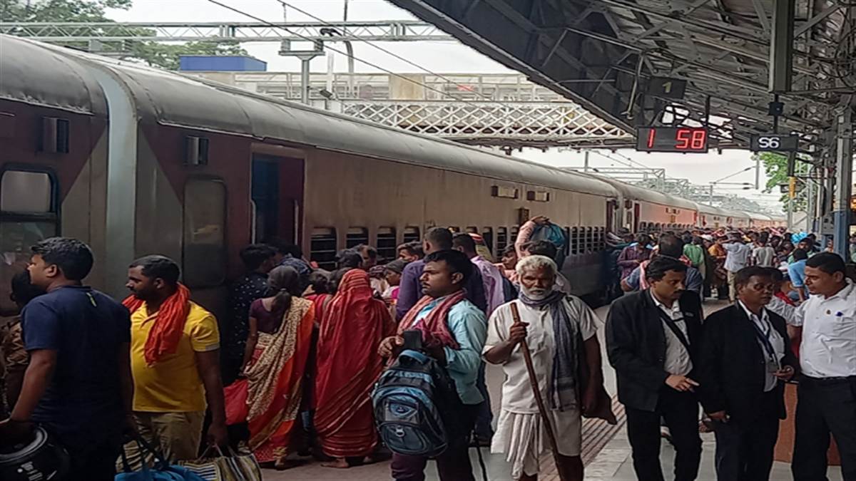 जमालपुर रेलवे जंक्‍शन पर ट्रेन पर सवार होने पहुंचे रेल यात्री