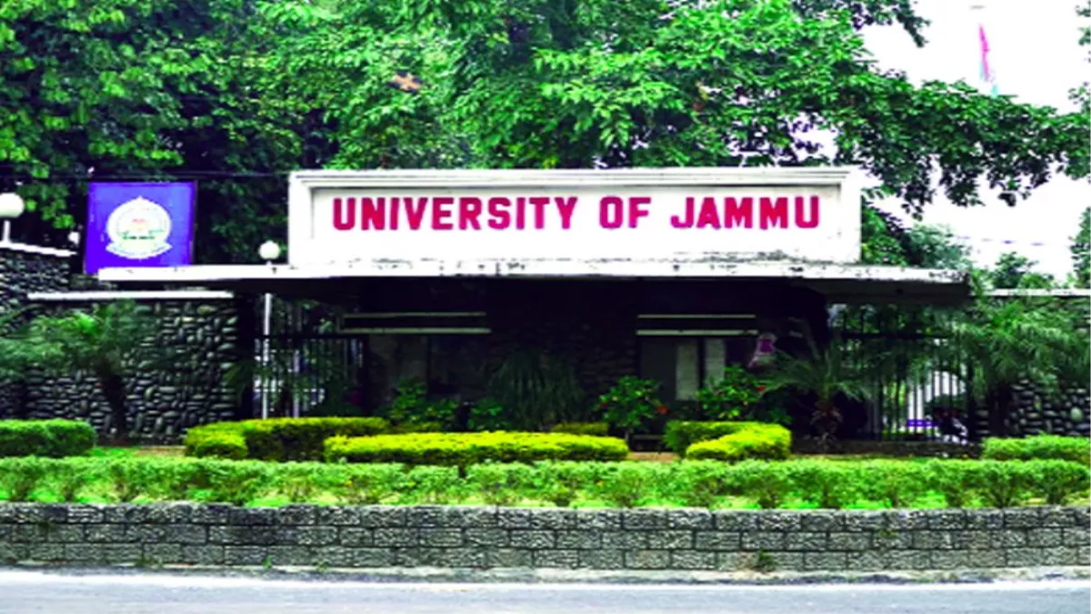 जम्मू विश्वविद्यालय की धन्वंतरि लाइब्रेरी में नमाज पढ़ने का वीडियो वायरल, डीन ने दिए जांच के आदेश