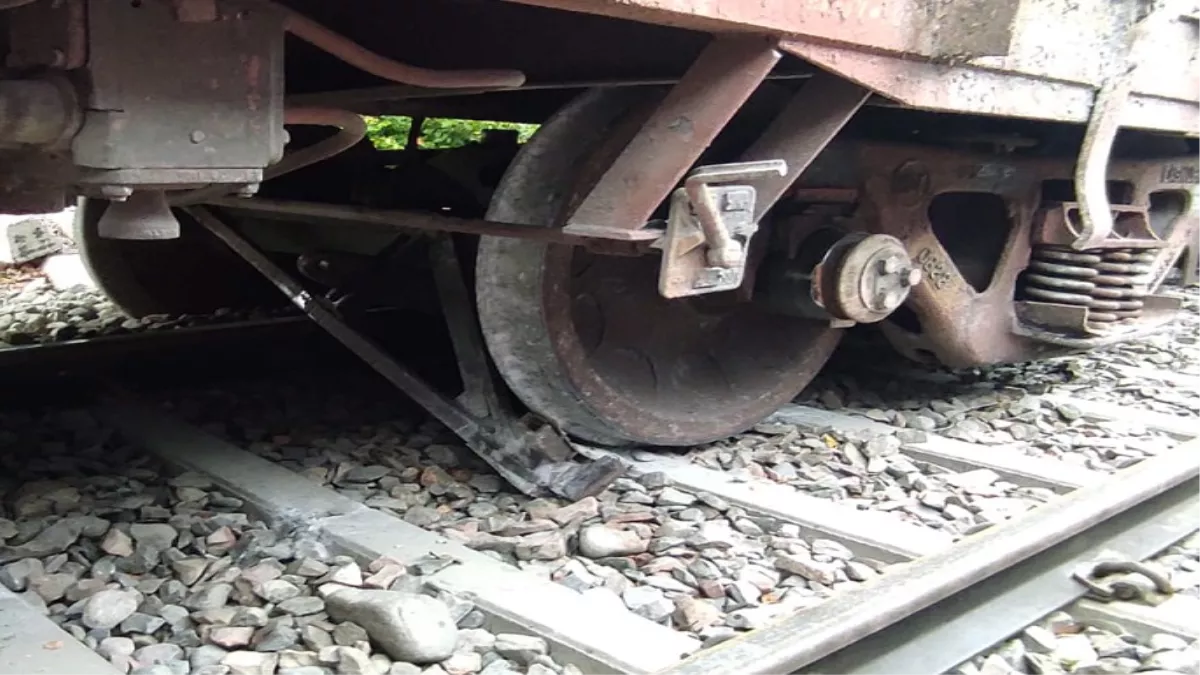 कानपुर में मालगाड़ी डिरेल होने से 2 घटें 20 मिनट बाधित रहा फर्रुखाबाद रूट, मंधना में रोकी गईं ट्रेनें