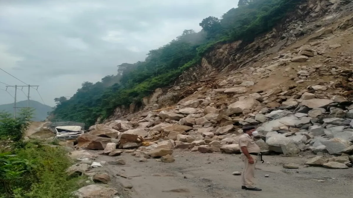 मनाली-कीरतपुर हाईवे भूस्‍खलन से बंद, बारिश में पहाड़ के सफर के दौरान जरूर  बरतें ये सावधानियां - Himachal Pradesh News Manali Kiratpur Highway Close  Due to Landslide Jagran Speccial