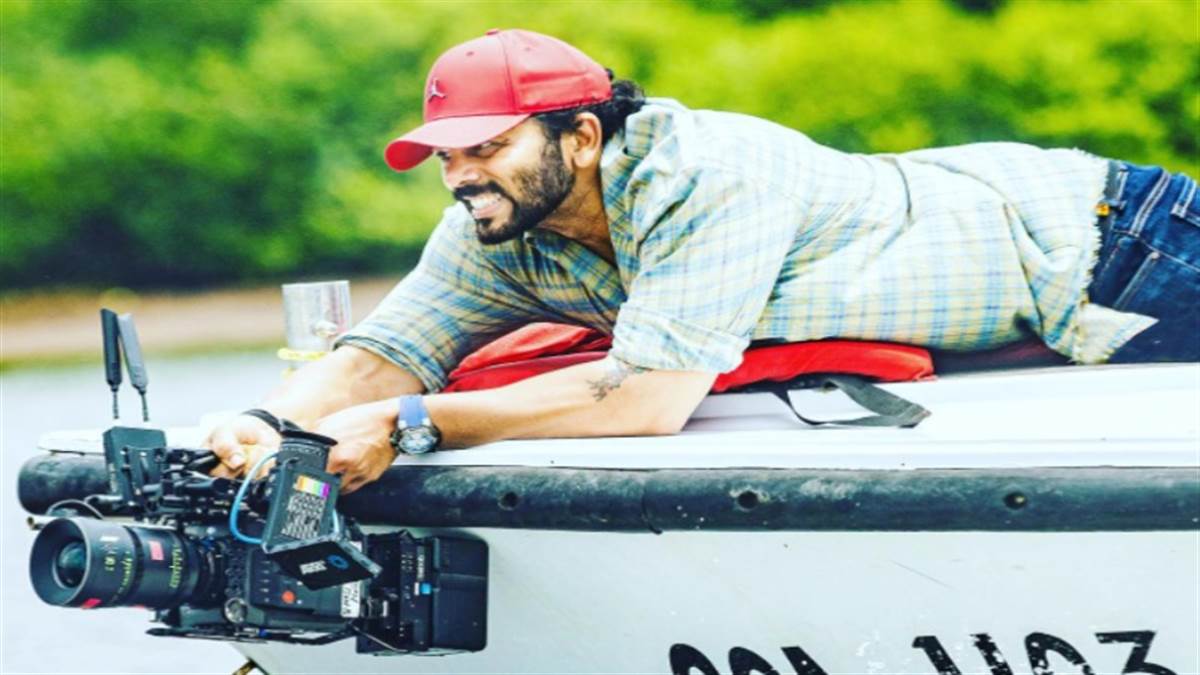 'इंडियन पुलिस फोर्स' के इस एक्शन सीन के लिए रोहित शेट्टी को लेनी पड़ी 27 किलो के कैमरा की मदद, मार-धाड़ देख रह जाएंगे हैरान 'इंडियन पुलिस फोर्स' के इस एक्शन सीन के लिए रोहित शेट्टी को लेनी पड़ी 27 किलो के कैमरा की मदद, मार-धाड़ देख रह जाएंगे हैरान