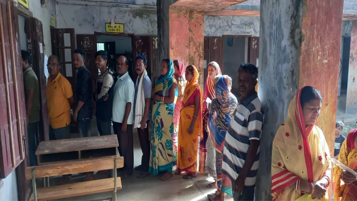 Jharkhand Panchayat Chunav 2022: पंचायत चुनाव के तीसरे चरण में जमकर हुई वोटिंग, सुबह से ही बूथों पर मतदाताओं की लगी लंबी कतार