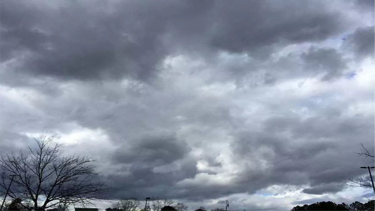 UP Weather Today: यूपी में आज और कल जारी है यलो अलर्ट, सुबह से आसमान में छाये बादल, तेज आंधी-बार‍िश की संभावना
