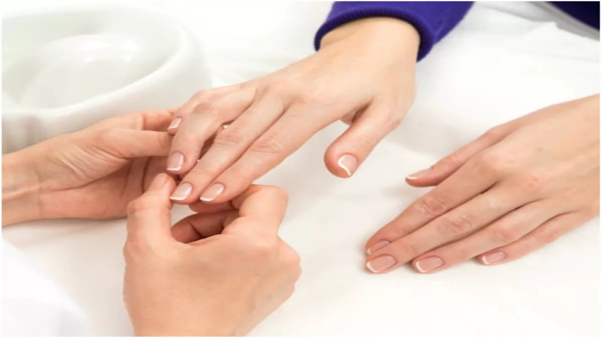 Nail Care Tips: नाखूनों का रंग पड़ रहा है पीला? तो जानें इन्हें साफ करने का स्टेप बाय स्टेप तरीका