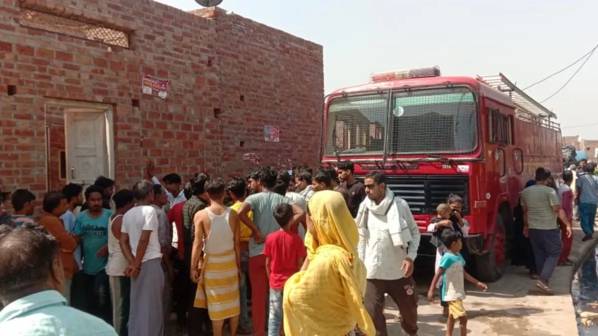 Firozabad News चूड़ी जुड़ाई करते समय सिलेंडर में लगी आग, किशोरी जिंदा जली, पांच झुलसे, दीवार तोड़कर निकाले लोग