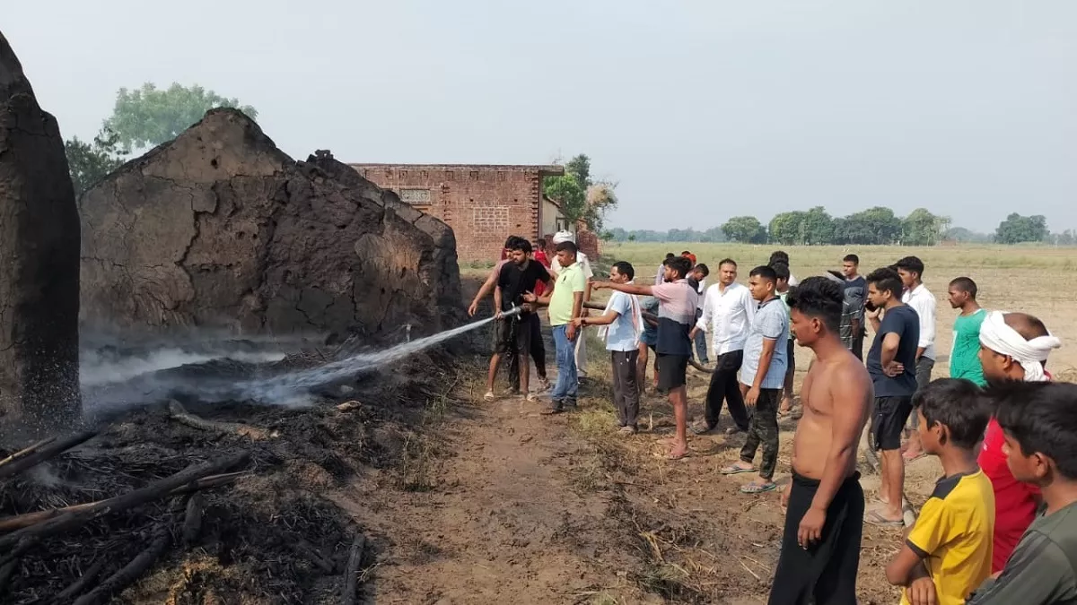 Ghazipur: चार रिहायशी झोपड़ियां जलीं, समान खाक; दो घंटे बाद पाया गया काबू
