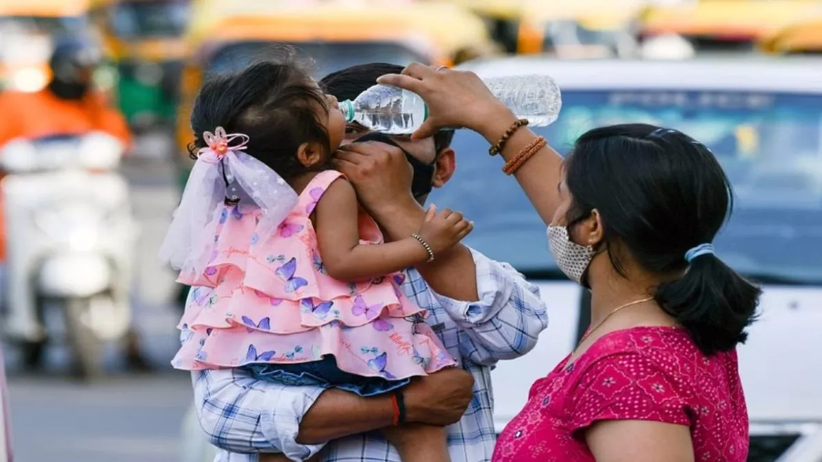 प्रचंड गर्मी ने दिल्लीवासियों का किया हाल बेहाल, हीट स्ट्रोक से बचने के लिए अपनाएं ये सावधानियां