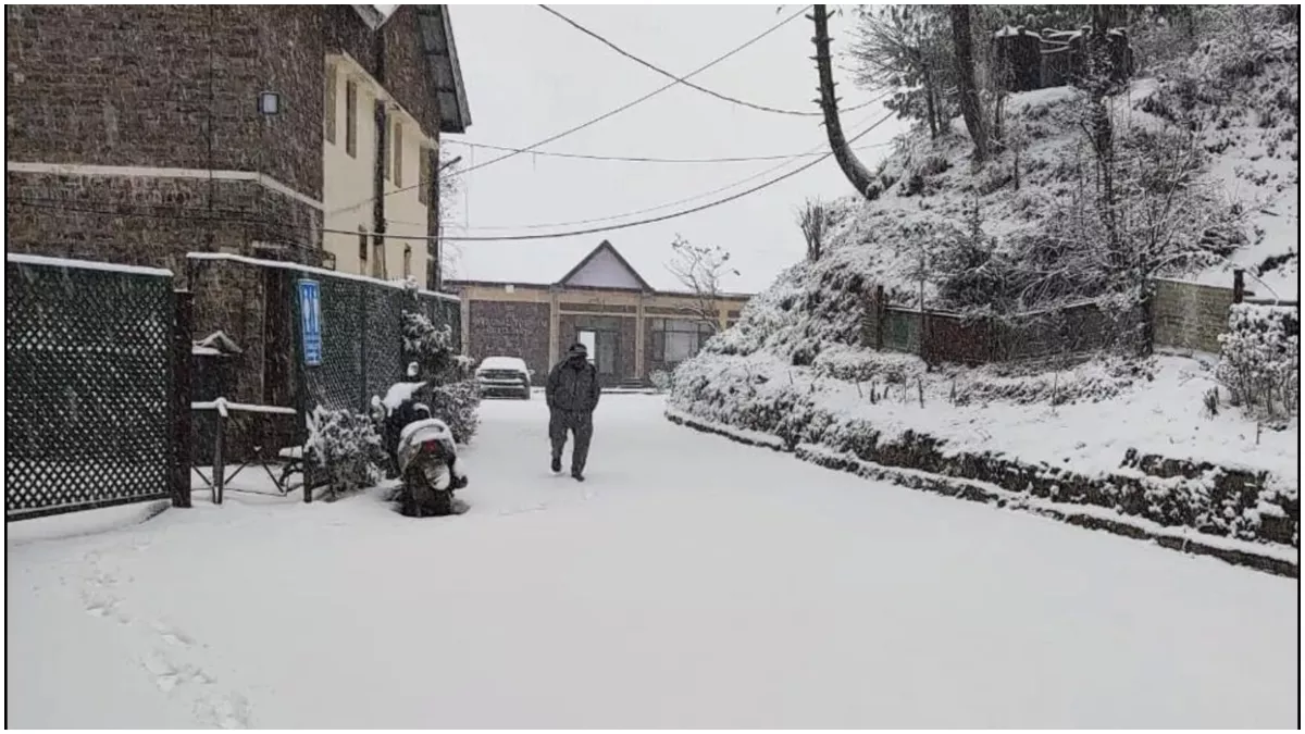 Himachal Weather News: रोहतांग से लेकर शिंकुला तक हुई बर्फबारी, तापमान में आई गिरावट; जानें अब कैसा रहेगा मौसम
