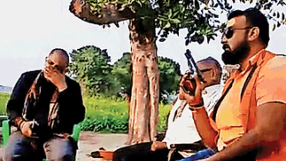 Ghazipur: भरी पंचायत में हिस्ट्रीशीटर ने तानी पिस्टल, वीडियो सोशल मीडिया पर वायरल; मुकदमा दर्ज