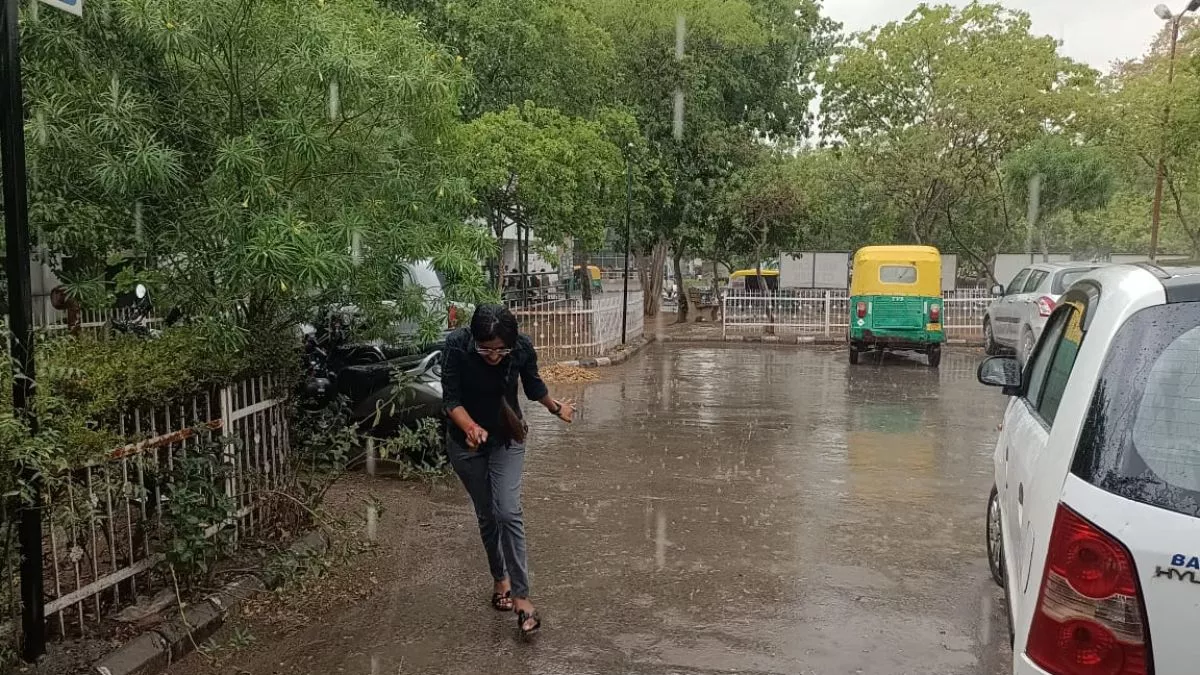 दिल्ली-एनसीआर में बदला मौसम का मिजाज, फरीदाबाद में तेज बारिश; नोएडा में छाए काले बादल