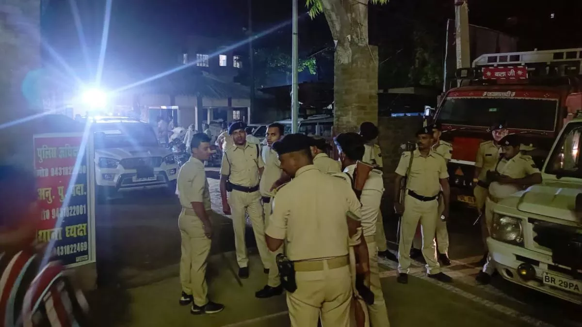 सिवान में पुलिस पर हमला, थाने का घेराव कर लोगों ने मारे ईंट-पत्थर; एक जवान सहित तीन जख्मी, 3 गाड़ी क्षतिग्रस्त