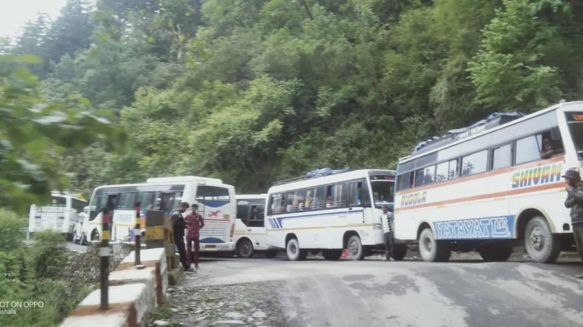 Char Dham Yatra: गंगोत्री-यमुनोत्री धाम में उमड़ा आस्था का सैलाब, सड़कों पर भारी जाम; पुलिस ने संभाली कमान