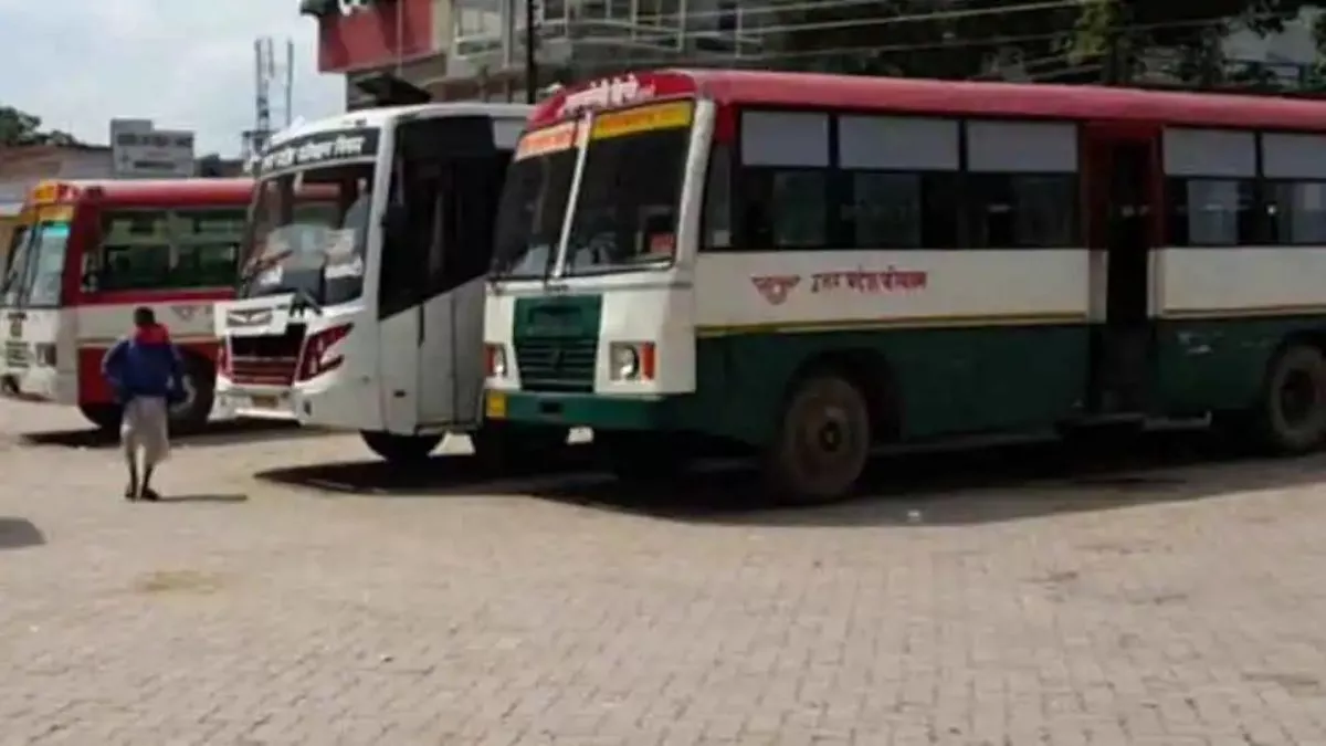 UP Roadways Bus: रोडवेज बस चालकों की मनमानी से यात्री परेशान, धूप में खड़ी कर बैठा रहे सवारी; प्रबंधन विफल