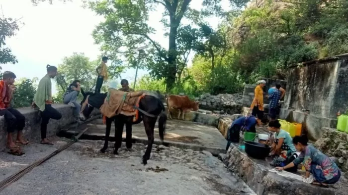 उत्तराखंड के इस गांव में तीन महीने से नहीं आ रहा पानी, जल स्रोत भी छोड़ गया साथ