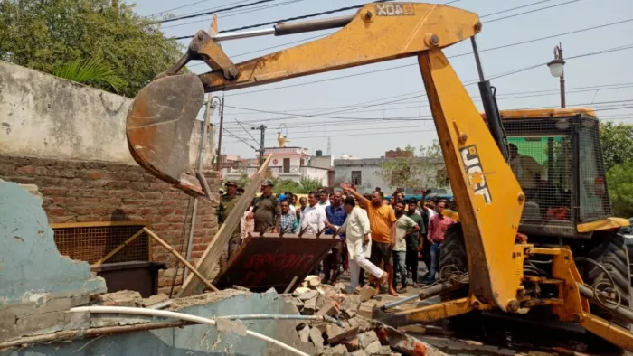 Bulldozer Justice : अफसर पहुंच गए बुलडोजर लेकर- चंद मिनटों में कर दिया अतिक्रमण ध्वस्त