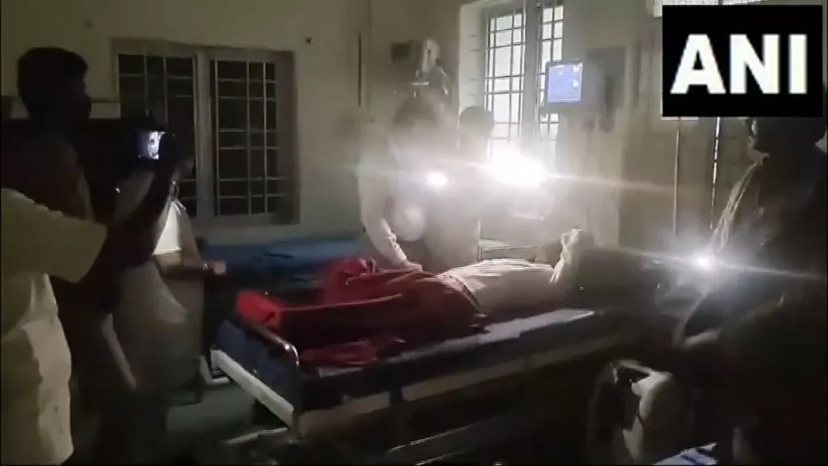 मोबाइल टॉर्च की रोशनी में मरीजों का इलाज