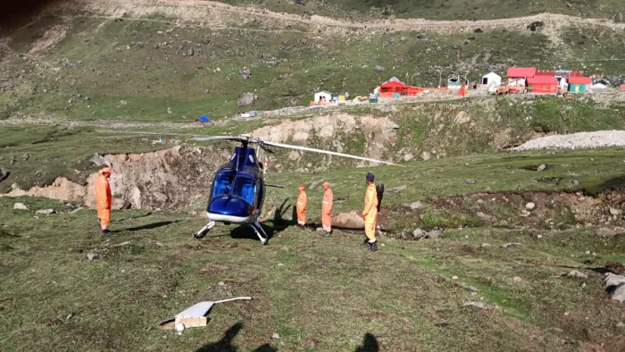 Helicopter Emergency Landing in Kedarnath: तकनीकी खराबी आने के कारण पायलट ने हेलीकॉप्टर की इमरजेंसी लैंडिंंग करवाई।