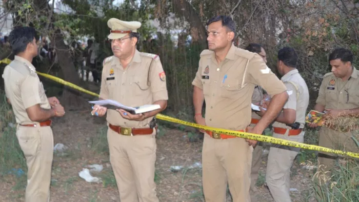 मामले की जांच पड़ताल करती पुलिस। जागरण