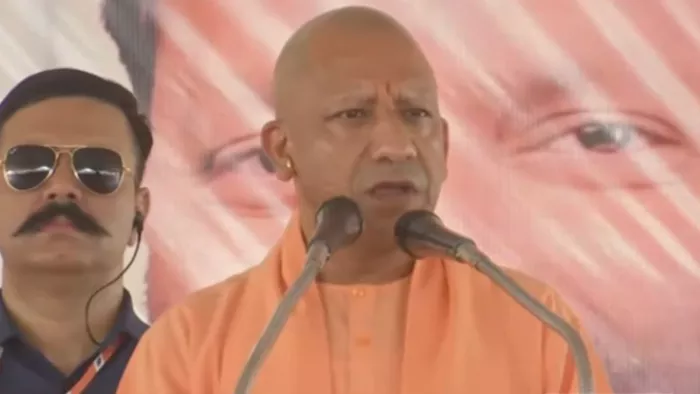 महराजगंज में जनसभा को संबोधित करते सीएम योगी। जागरण
