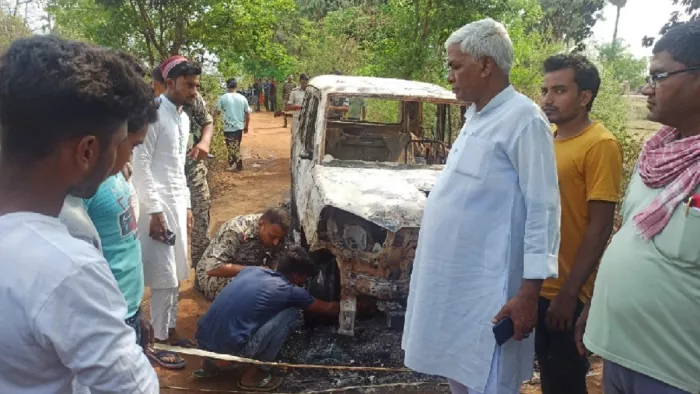जरमुंडी में गुरुवार को जली हुई स्कार्पियो की जांच करती पुलिस