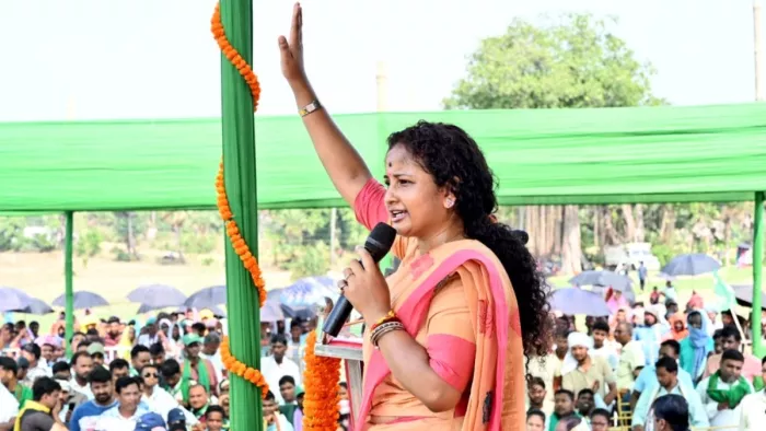 बोरियो में चुनावी सभा के दौरान मंच से कल्पना सोरेन मौजूद लोगो का अभिनंदन करती