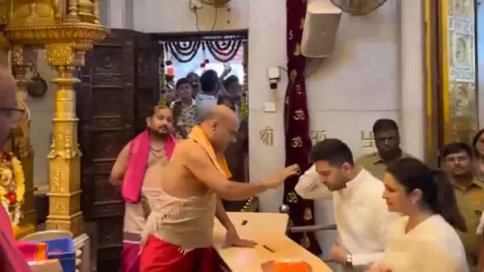 राघव चड्ढा पत्नी परिणीति के साथ सिद्धिविनायक मंदिर पहुंचे।