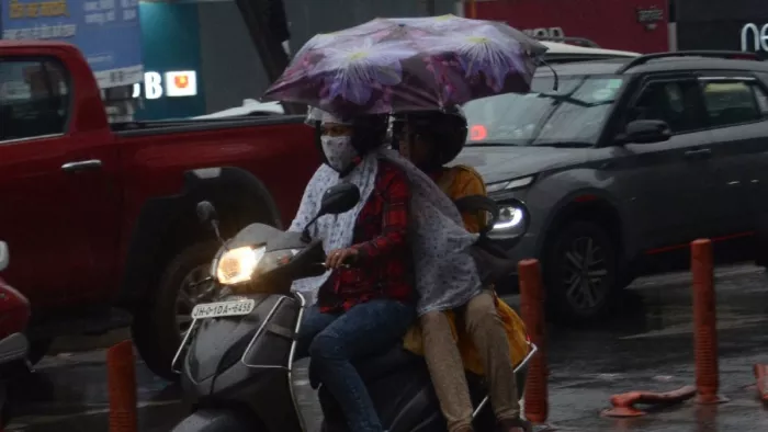 बारिश की आशंका को लेकर पोलिंग पार्टियों को शीघ्र बूथ तक पहुंचने के निर्देश