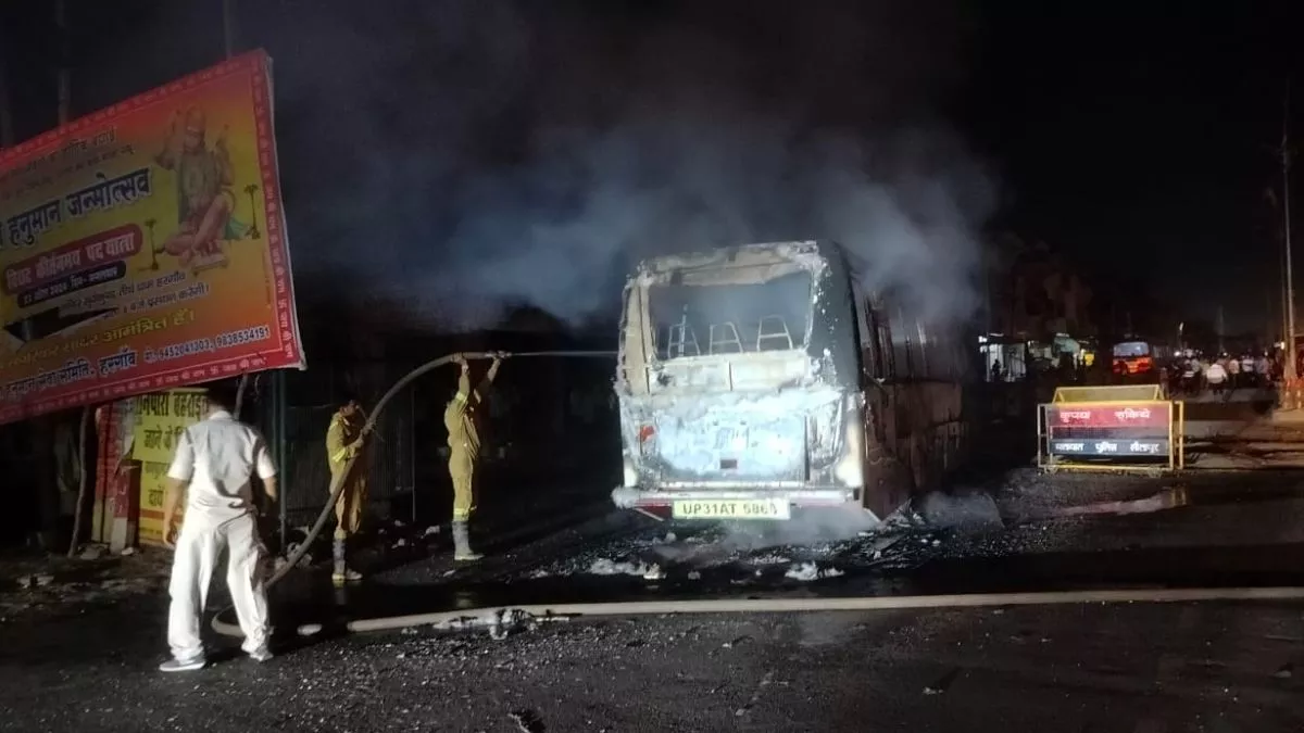 UP Roadways: चलती रोडवेज बस में लगी आग, बाल-बाल बचे यात्री; डीजल टैंक के ढीले पाइप में हो रहा था रिसाव