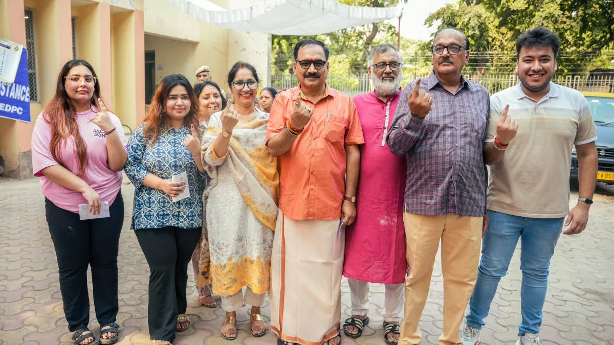 Delhi Lok Sabha Election 2024 Voting LIVE: दिल्ली की सभी 7 सीटों पर वोटिंग जारी, BJP प्रदेश अध्यक्ष वीरेंद्र सचदेवा ने डाला वोट