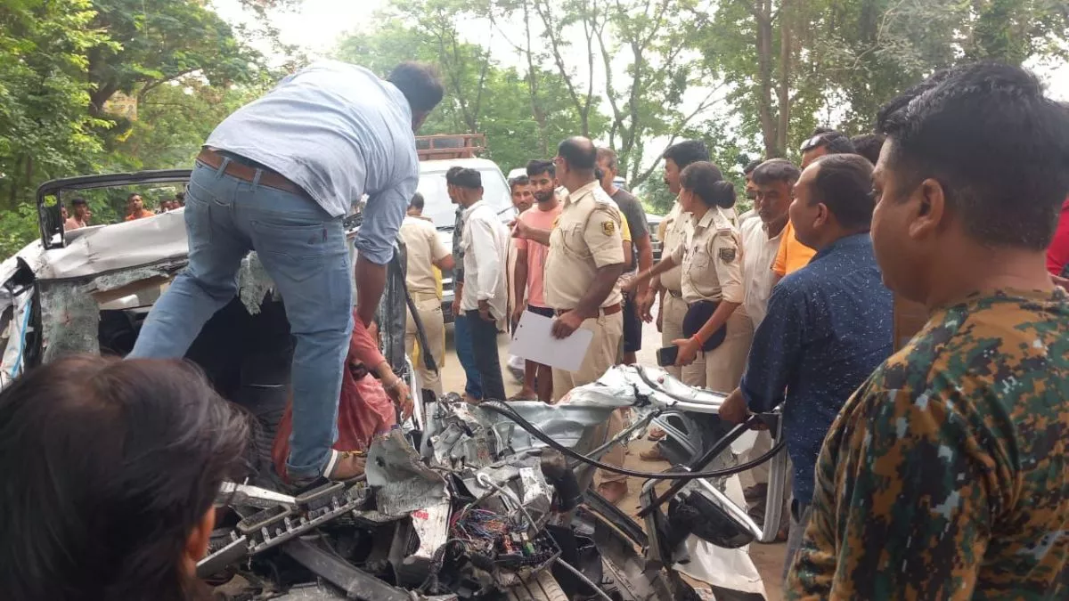 Siwan News: सिवान में भीषण सड़क हादसा, खड़े ट्रक से टकराई कार; 3 की दर्दनाक मौत