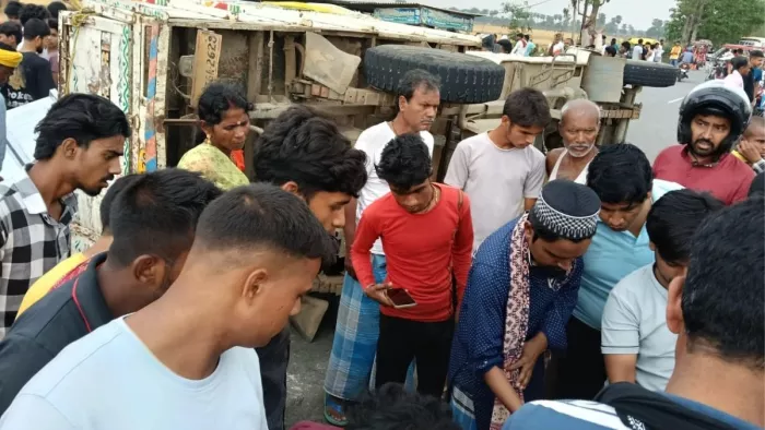 बरात से लौट रही पिकअप ट्रक से टकराई। (जागरण)