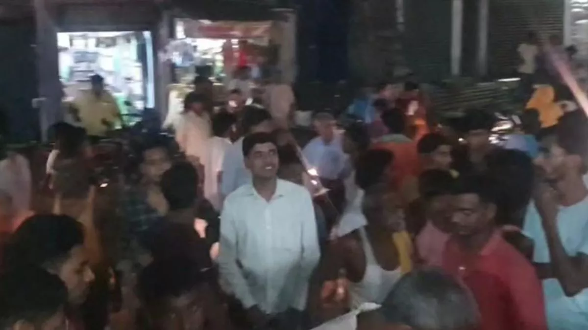 गोलियों की तड़तड़ाहट से गूंजा हाजीपुर, बदमाशों ने गल्ला कारोबारी पिता-पुत्र को मारी गोली; लोगों ने किया हंगामा