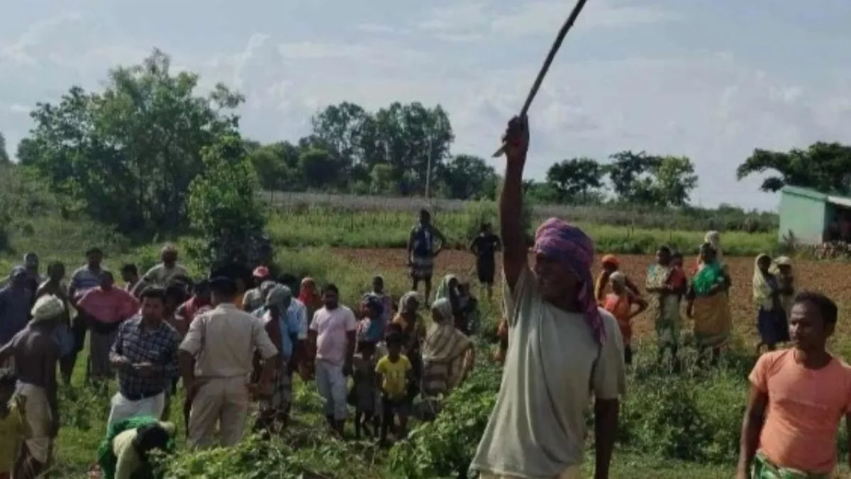 पटमदा में जमीन का दखल दिलाने पहुंची टीम पर हमला, जमकर हुआ बवाल, 3 घंटे बंधक बनी रही पुलिस