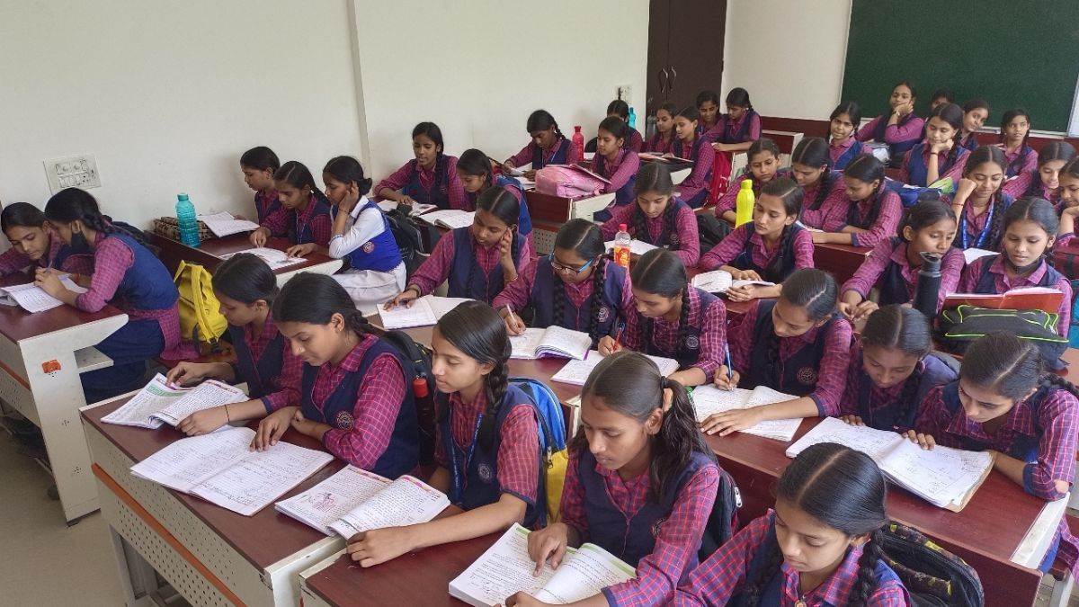 ncr ghaziabad news dbt benefits for uniforms to 40000 students