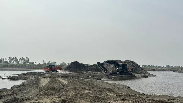 नियमों को ताख पर रख मोड़ी यमुना की धारा।