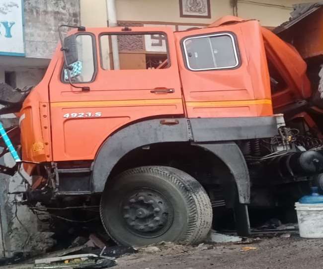 हिमाचल: अनियंत्रित होकर दुकान में घुसा ट्रक, चालक की हालत गंभीर हिमाचल: अनियंत्रित होकर दुकान में घुसा ट्रक, चालक की हालत गंभीर