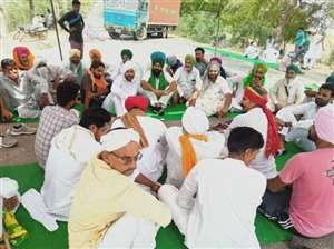 फसलों के मुआवजे के लिए किसानों ने लगाया जाम