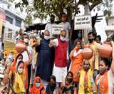 दिल्ली में पानी की समस्या को लेकर पूर्व केंद्रीय मंत्री ने किया प्रदर्शन