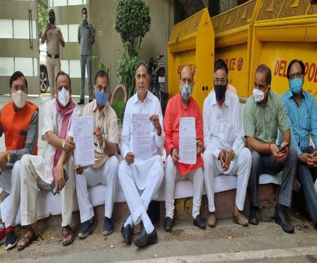 ncr bjp mlas protest agianst expansion work at delhi minister residence