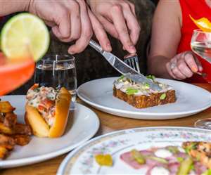 फोर्क की मदद से खाना खाते हुए
