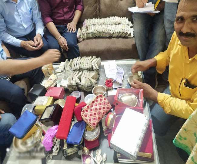 पटना स्थित डीटीओ के घर छापेमारी में बरामद सामान।