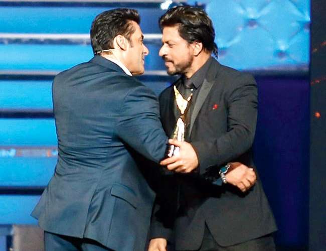 सलमान ख़ान और शाह रुख़ ख़ान ने जब अवॉर्ड शो में बतायी थी अपने बीच हुए झगड़े  की 'असली' वजह - Salman Khan and Shahrukh Khan Revealed the REAL reason  behind their