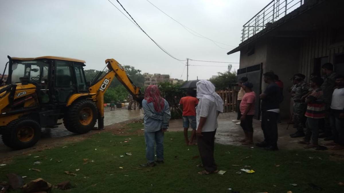 Jamshedpur News आवास बोर्ड ने चलाया अतिक्रमण हटाओं अभियान, दो दर्जन से ज्यादा झोपड़ी को तोड़ा