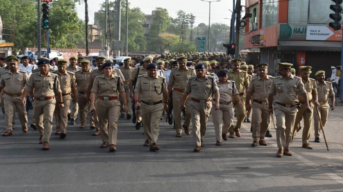 Agra News तस्वीरों में देखिए जुमे की नमाज पर पुलिस की सतर्कता, सड़क पर