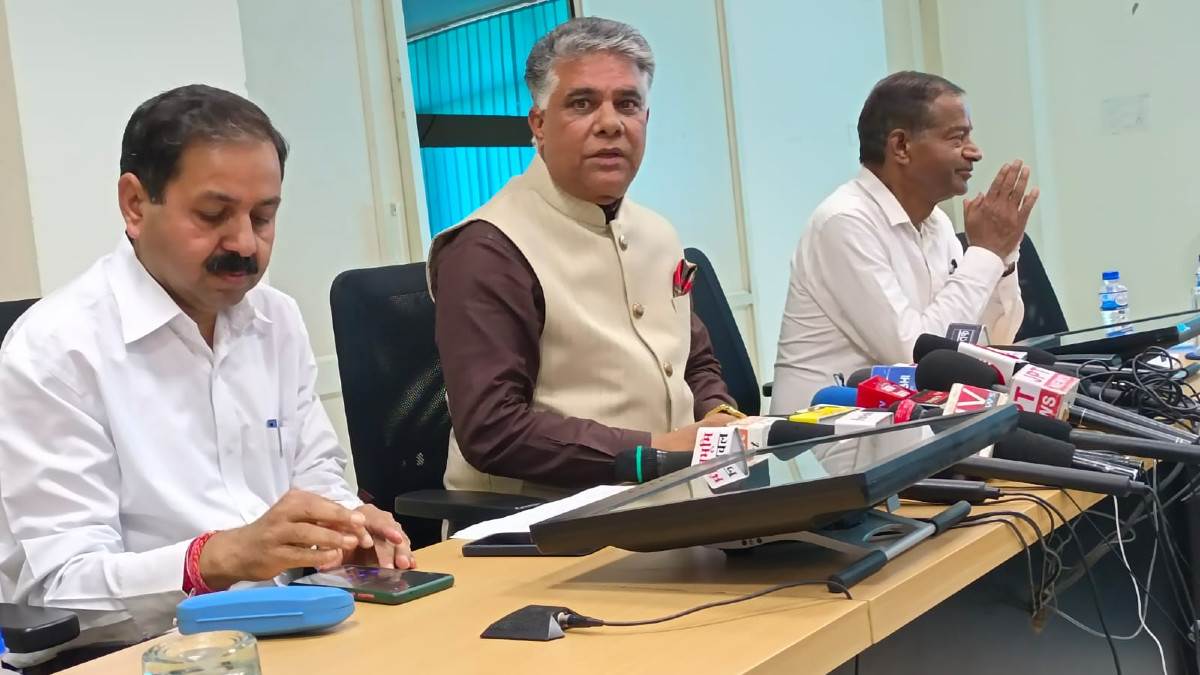 https://www.jagranimages.com/images/newimg/24062022/24_06_2022-kcc_bank_chairman_22831921_153527925.jpg