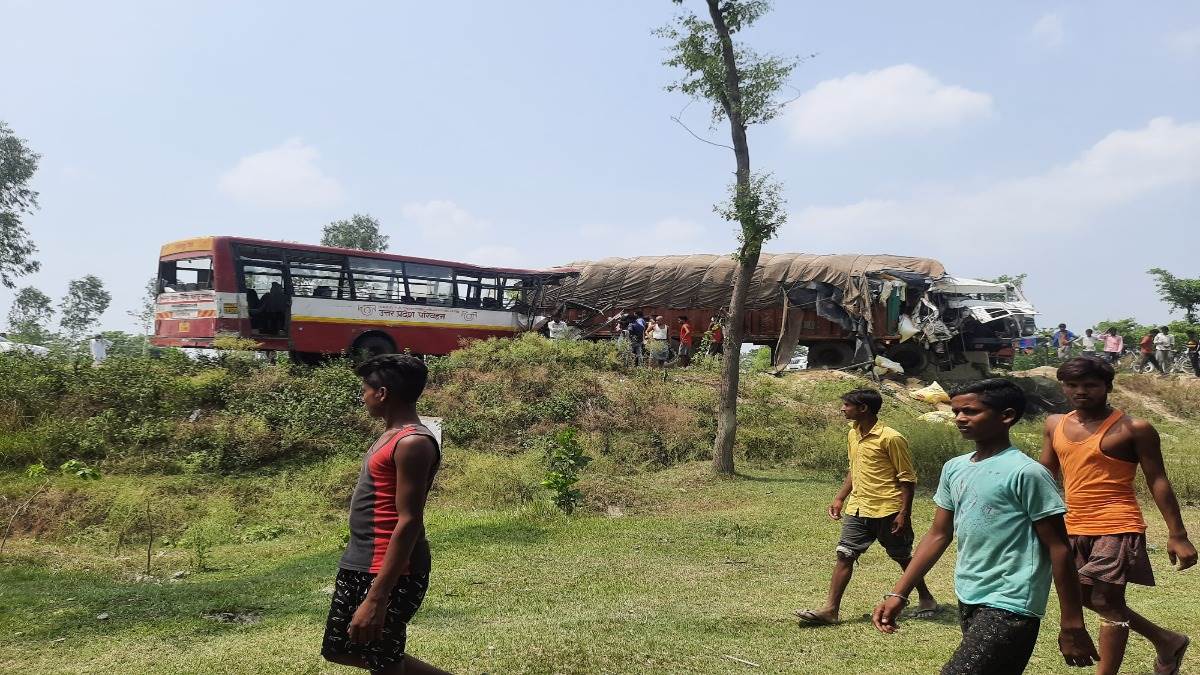 lakhimpur kheri road accident heavy collision between bus and truck on pilibhit basti highway five killed many injured