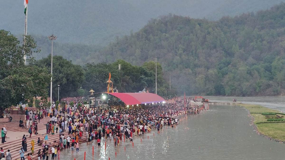 ganga aarti in rishikesh triveni ghat adjourned for three days