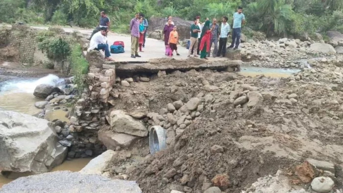 Mandi: बारिश से जगह-जगह भूस्खलन, 100+ मार्ग व 270 ट्रांसफार्मर प्रभावित : जागरण